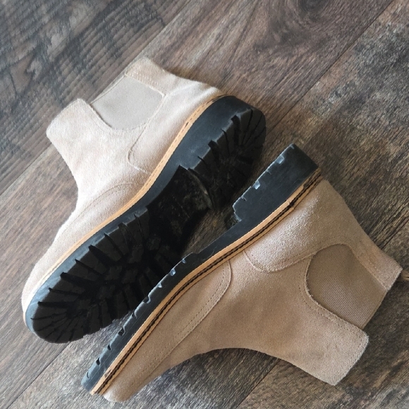 Me Too Women's Tan Suede Chukka Boots - Picture 5 of 8